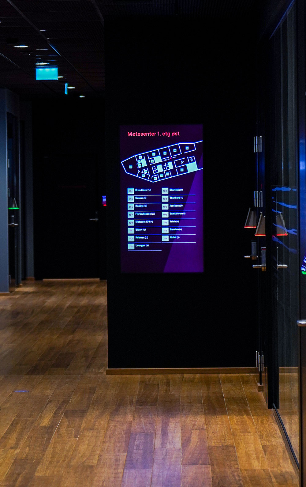 Wayfinding i møtesenter integrert mot kalender og sensorer.